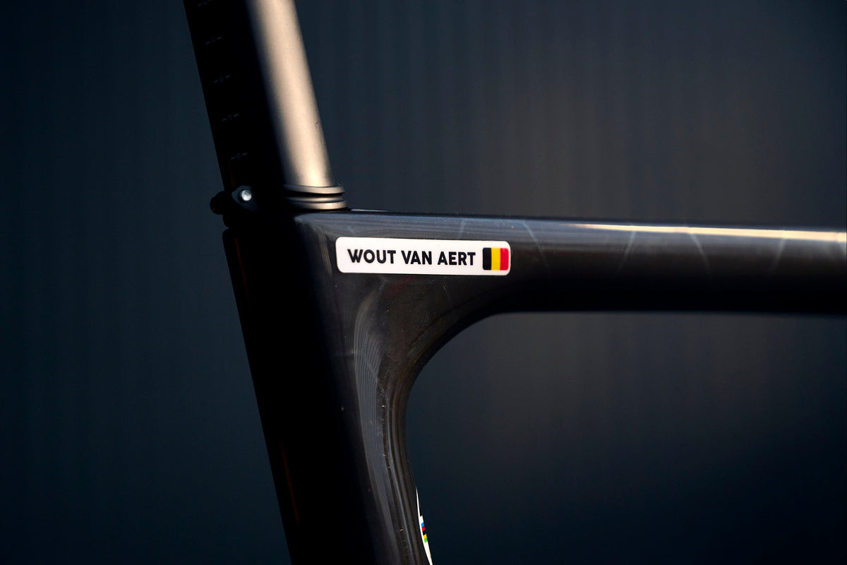 Naamsticker van Wout van Aert met Belgische vlag op het zwarte carbon frame van zijn racefiets