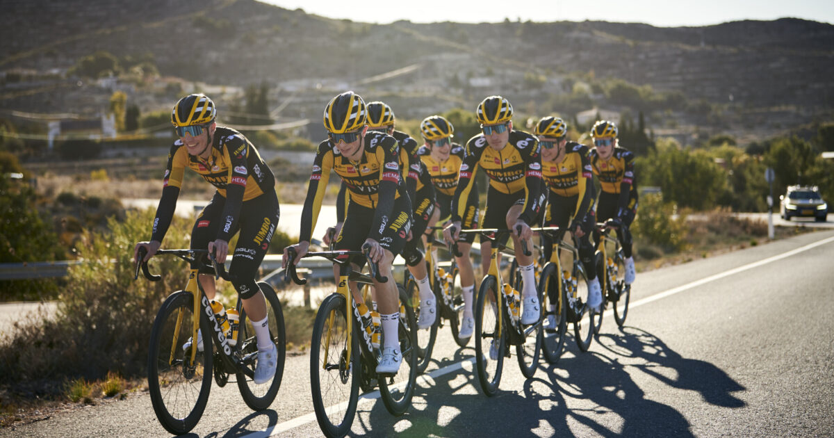 Renners van Team Visma | Lease a Bike fietsen in groep tijdens een trainingskamp in Spanje
