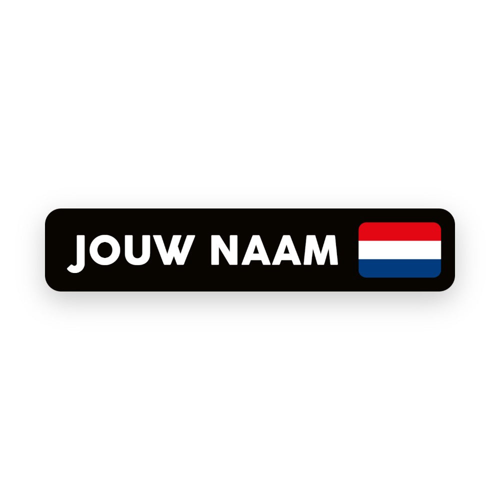 Zwarte naamsticker met de tekst "Jouw naam" en de Nederlandse vlag, voor op frame en helm