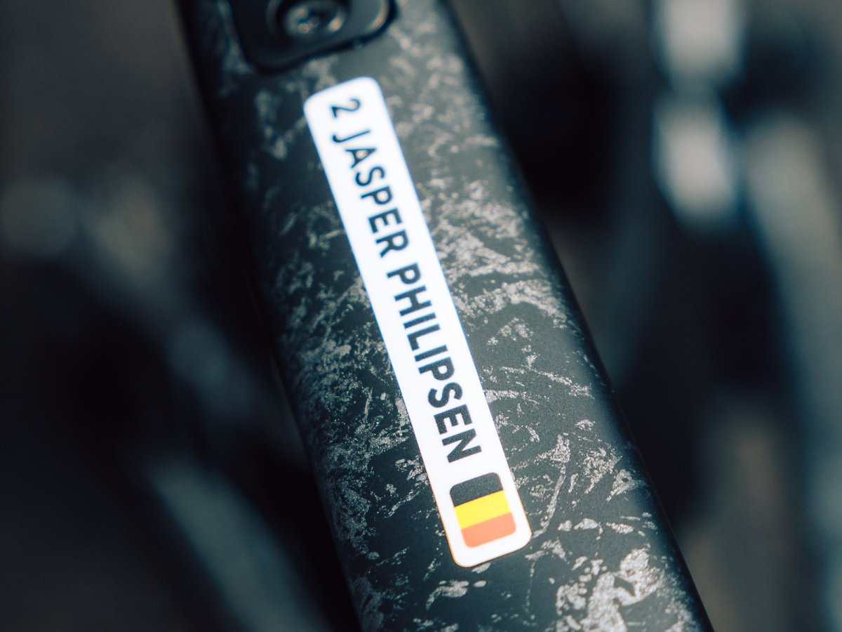 Naamsticker van Jasper Philipsen met Belgische vlag op het frame van zijn racefiets