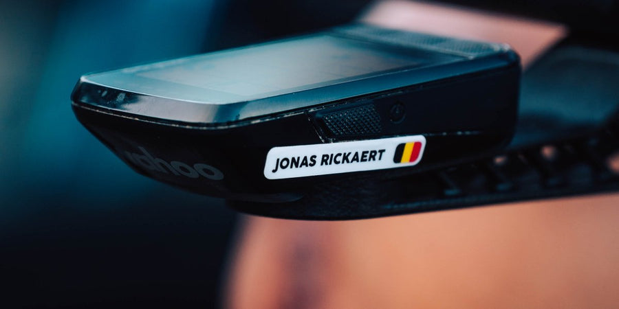Naamsticker van Jonas Rickaert met Belgische vlag op zijn fietscomputer, aan het stuur