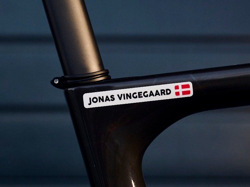 Naamsticker van Jonas Vingegaard met de Deense vlag op de bovenbuis van zijn racefiets