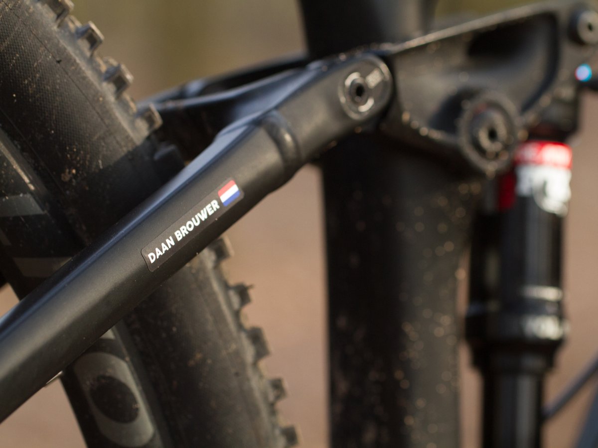 Zwarte naamsticker met Nederlandse vlag op de achterbrug van een mountainbike