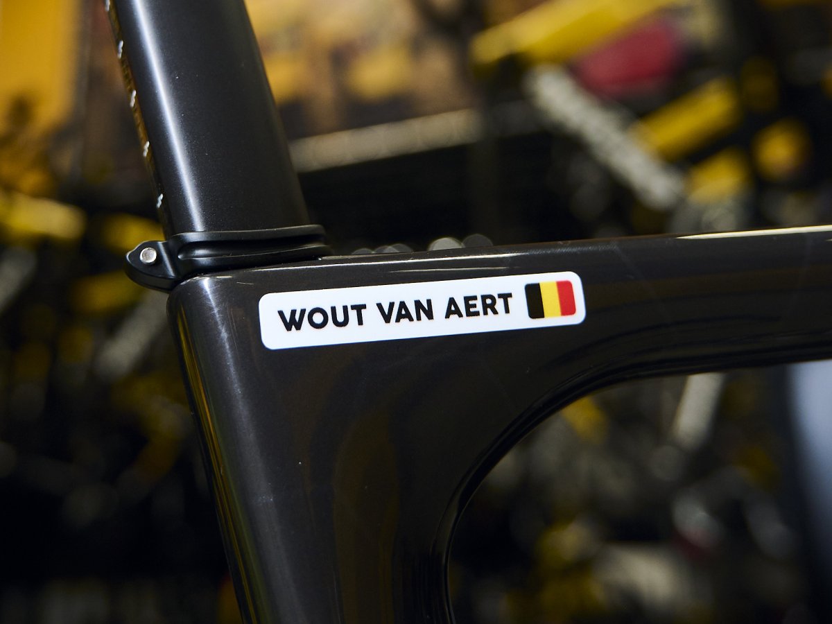 Naamsticker van Wout van Aert met Belgische vlag op het frame van zijn racefiets