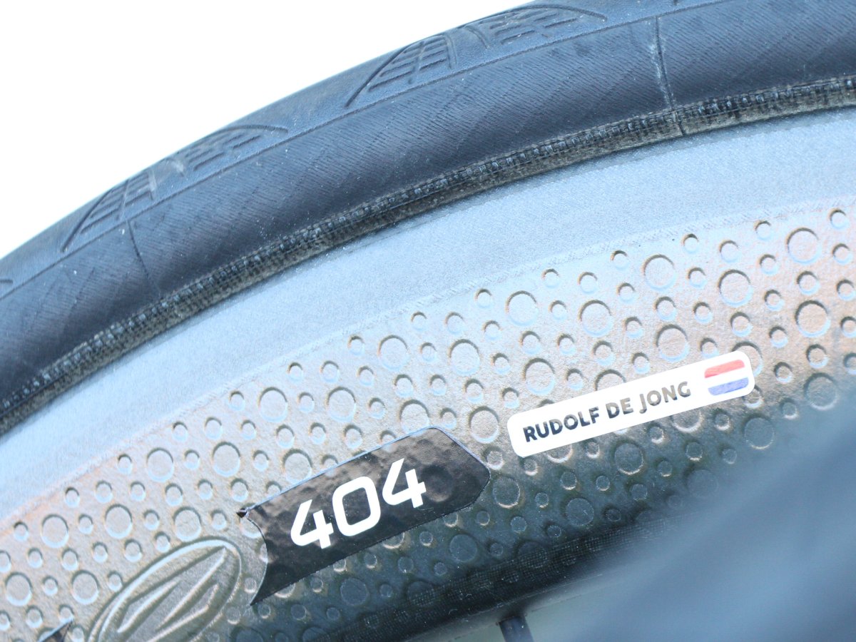 Witte naamsticker met Nederlandse vlag op een carbon velg
