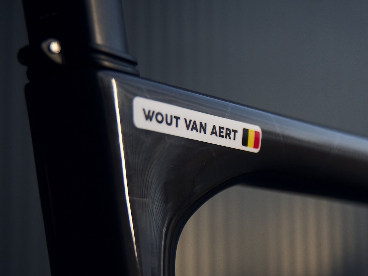 Naamsticker van Wout van Aert met Belgische vlag op de bovenbuis van zijn racefiets